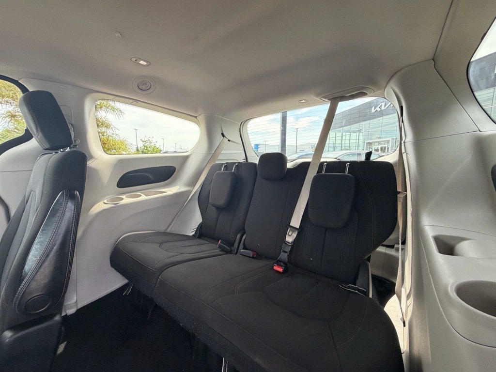 Used 2017 Chrysler Pacifica Touring FWD image 7