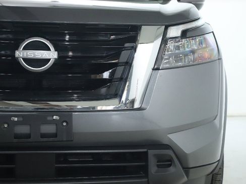 Used 2025 Nissan Pathfinder SV image 8