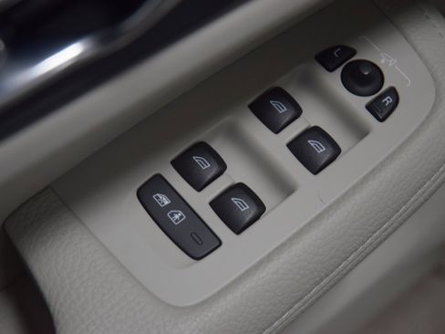 Used 2020 Volvo V60 T5 Momentum w/ Premium Package image 41