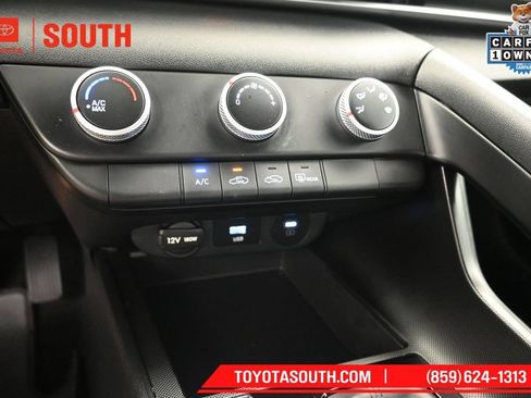 Used 2025 Hyundai Elantra SE FWD image 19