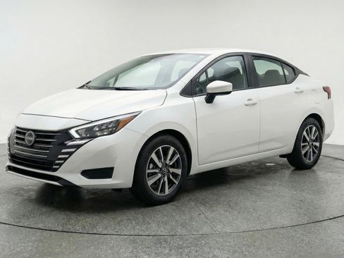 Used 2025 Nissan Versa SV image 3