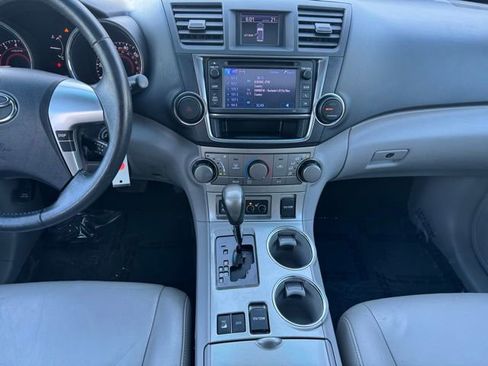 Used 2013 Toyota Highlander SE image 2