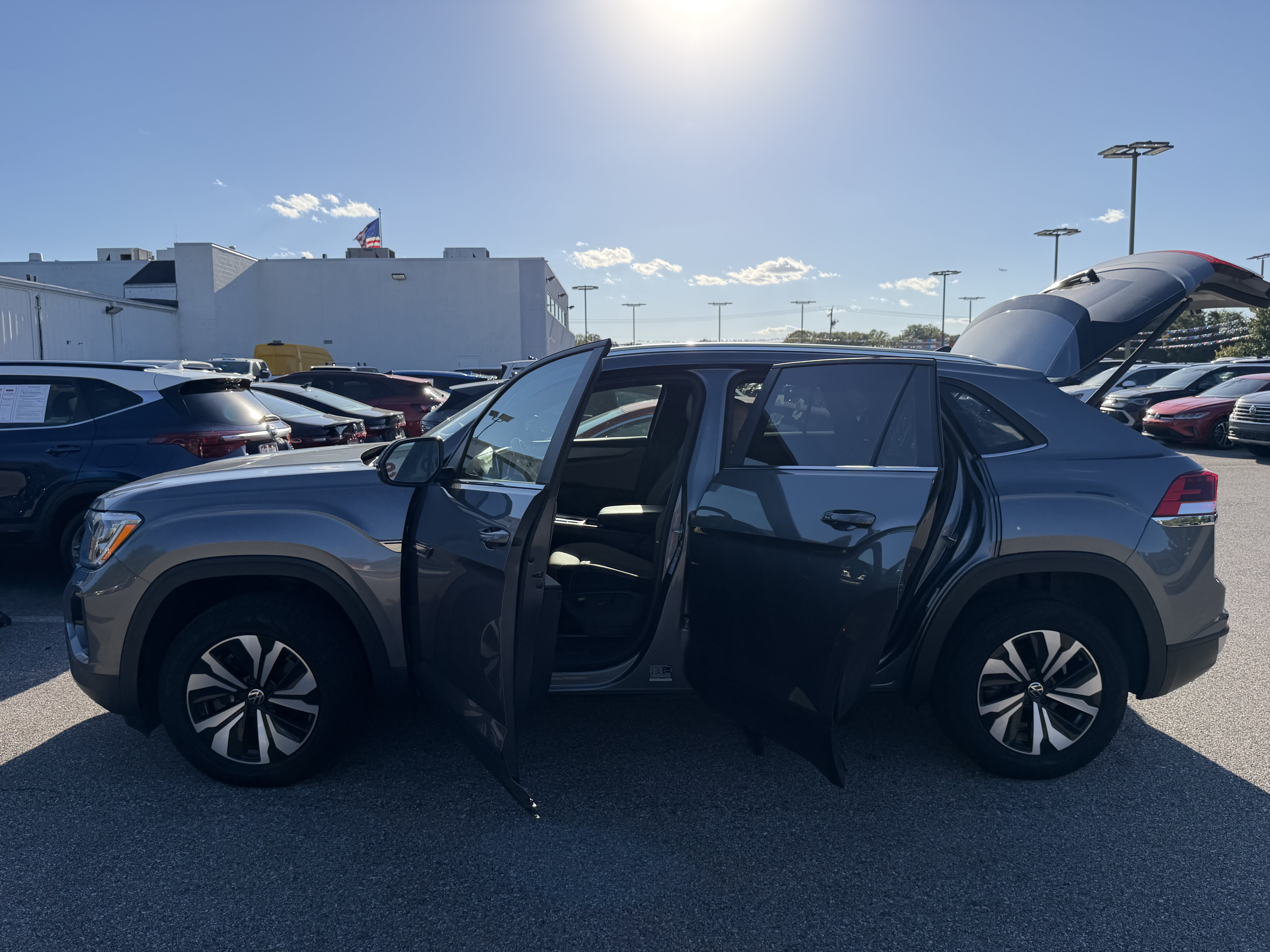 Used 2024 Volkswagen Atlas Cross Sport SE AWD/4WD image 3