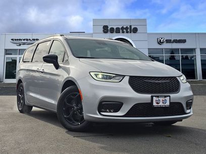 New 2026 Chrysler Pacifica Premium