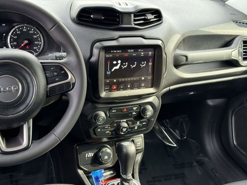 Used 2022 Jeep Renegade Latitude image 3