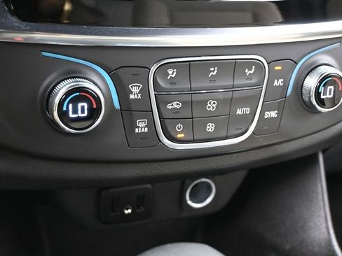 Used 2023 Chevrolet Traverse LS FWD image 19