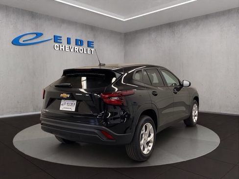 New 2026 Chevrolet Trax LS w/ LS Convenience Package FWD image 14