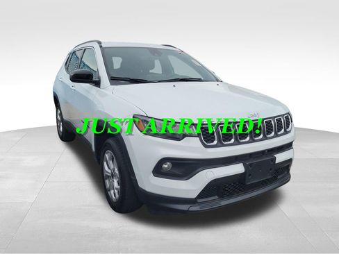 Used 2025 Jeep Compass Latitude image 3