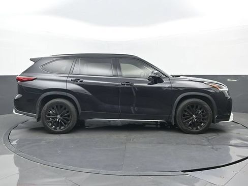 Used 2023 Toyota Highlander XSE FWD image 2