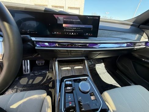 Used 2024 BMW 760i xDrive w/ Executive Package image 21