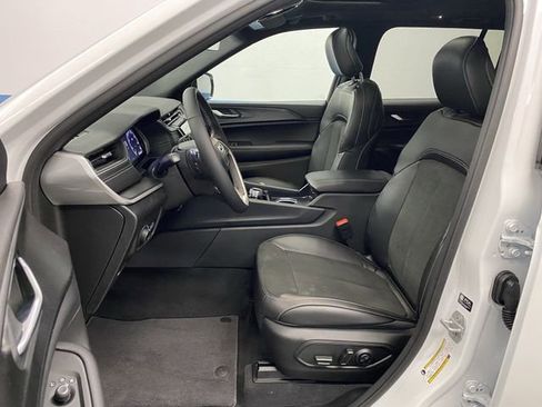 New 2025 Jeep Grand Cherokee Altitude image 4