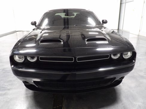 Used 2019 Dodge Challenger SXT image 2