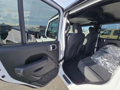 New 2025 Jeep Gladiator Sport image 17