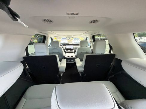 Used 2025 Ford Expedition Platinum AWD/4WD image 16