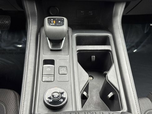 Used 2024 Nissan Pathfinder S image 12