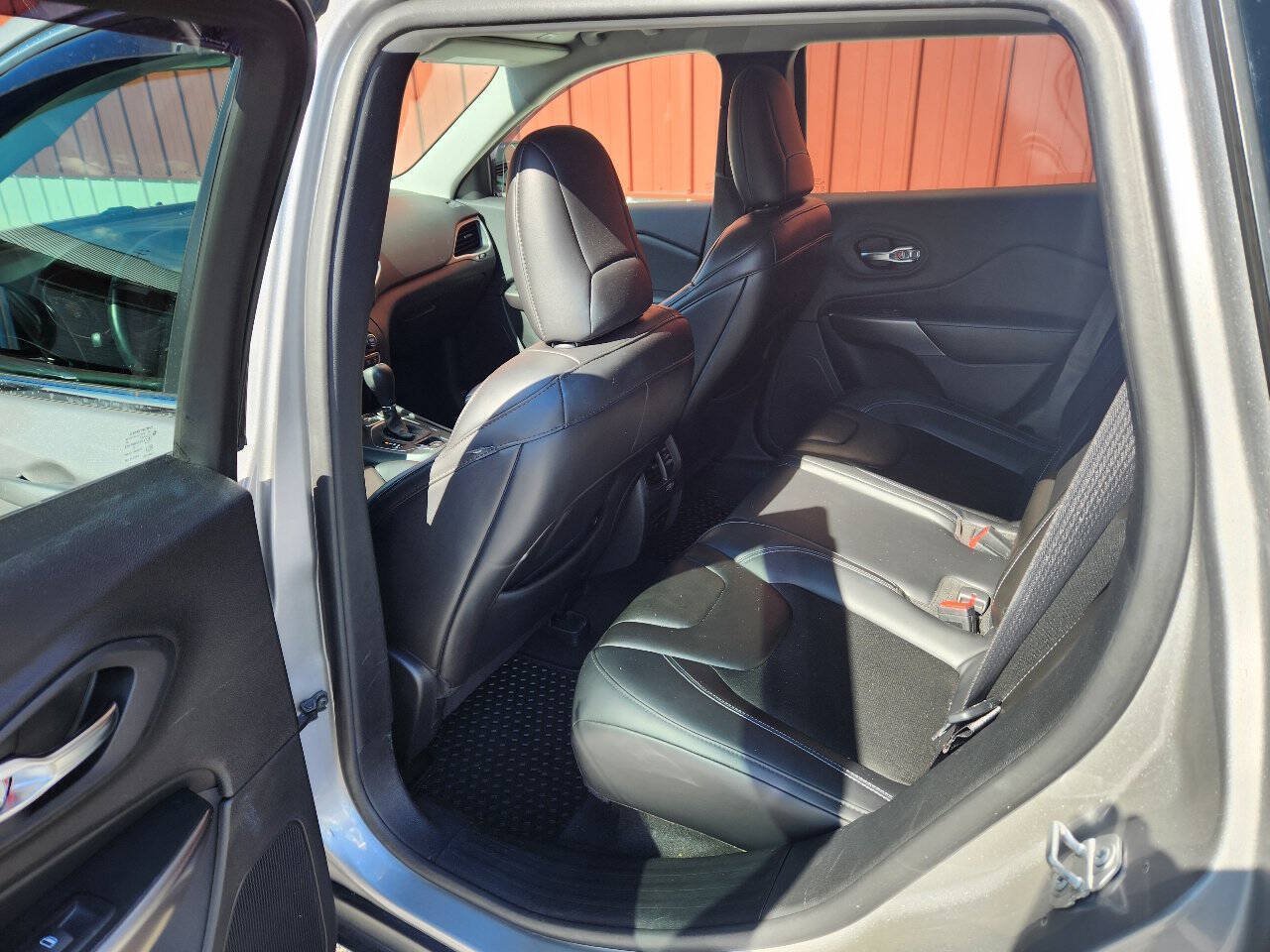 Used 2019 Jeep Cherokee Latitude Plus w/ Cold Weather Group AWD/4WD image 12