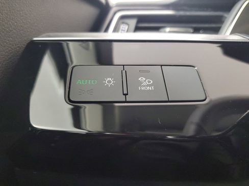 Used 2022 Audi e-tron Premium image 35