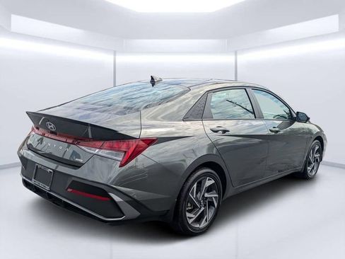 Used 2025 Hyundai Elantra SEL FWD image 3