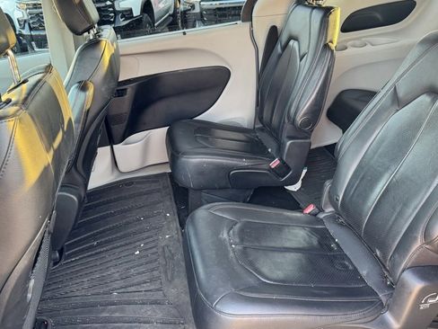 Used 2020 Chrysler Pacifica Touring-L image 11