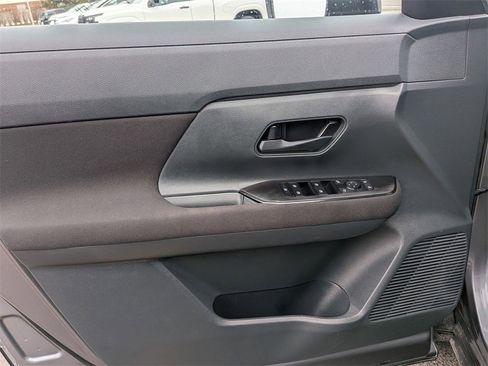 Used 2025 Nissan Kicks S image 9