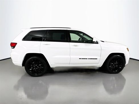 Used 2022 Jeep Grand Cherokee Laredo X image 9