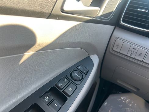 Used 2020 Hyundai Tucson SE w/ Winter Weather Package image 25