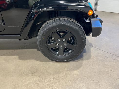 Used 2015 Jeep Wrangler Unlimited Sahara AWD/4WD image 34