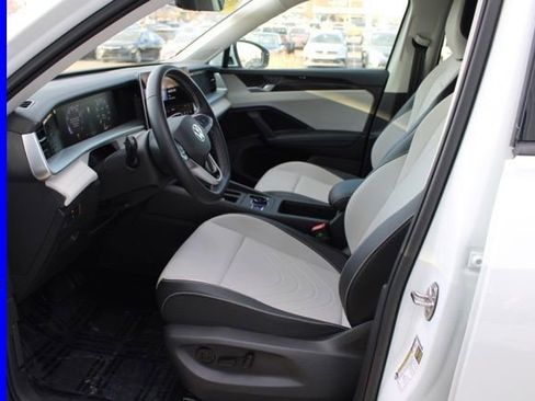 Used 2025 Volkswagen Tiguan SE AWD/4WD image 16