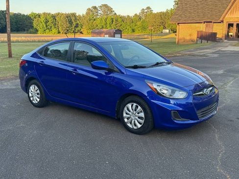Used 2014 Hyundai Accent GLS FWD image 2