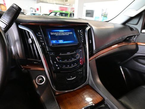 Used 2015 Cadillac Escalade Luxury AWD/4WD image 34