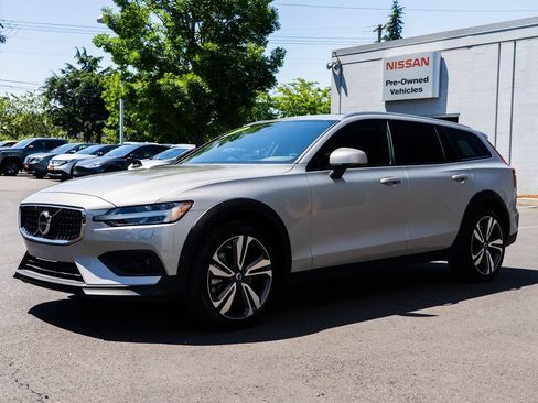 Used 2025 Volvo V60 B5 Cross Country Plus AWD/4WD image 3
