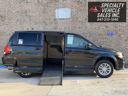 Used 2016 Dodge Grand Caravan SXT image 2