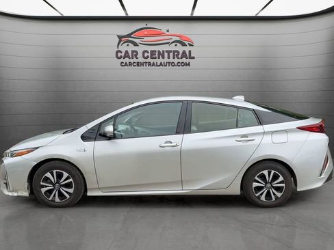Used 2018 Toyota Prius Prime Advanced FWD image 2