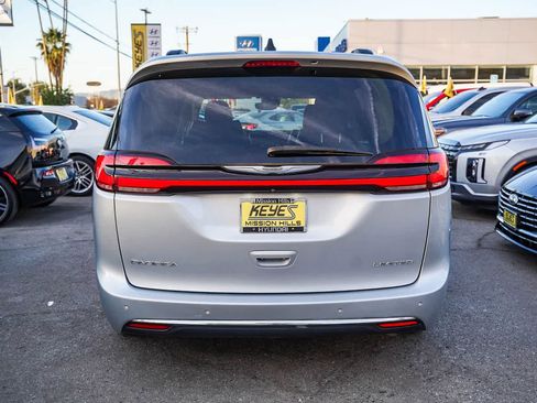 Used 2023 Chrysler Pacifica Limited image 9