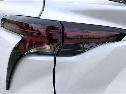 Used 2024 Toyota Sienna XLE FWD image 28