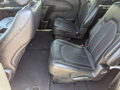 Used 2025 Chrysler Pacifica Select FWD image 16