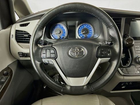 Used 2015 Toyota Sienna XLE w/ XLE Navigation Package FWD image 14