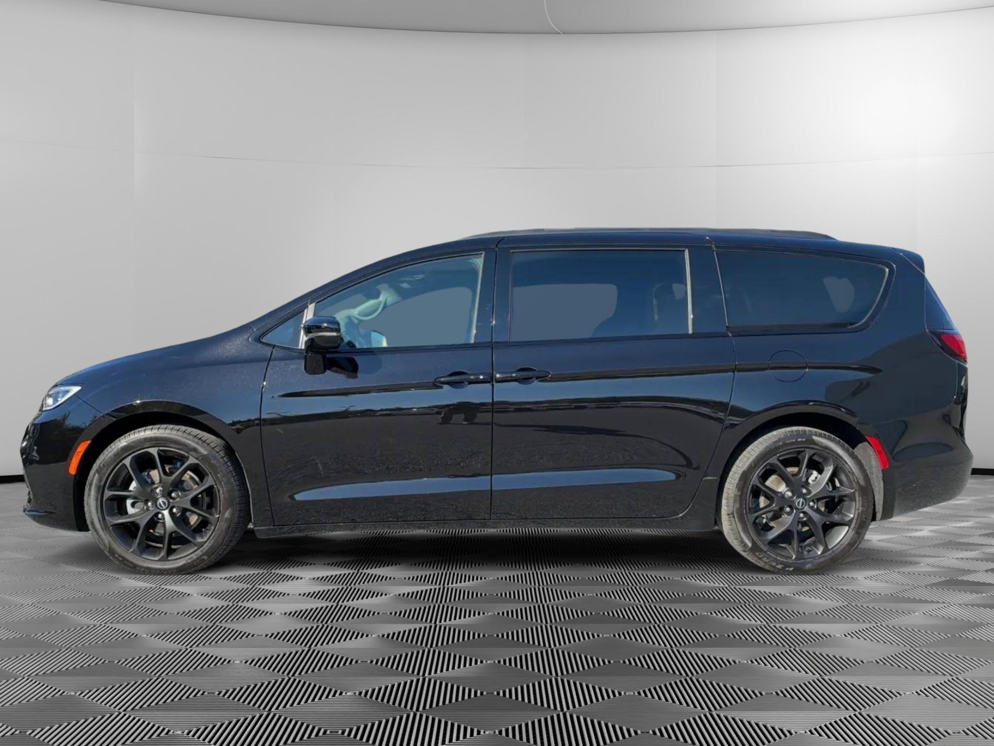 Used 2025 Chrysler Pacifica Limited FWD image 5