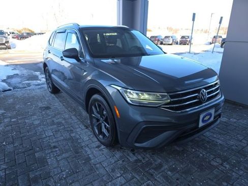 Used 2022 Volkswagen Tiguan SE w/ Panoramic Sunroof Package image 5