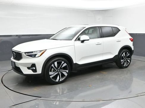 Used 2023 Volvo XC40 B5 Plus w/ Protection Package Premier AWD/4WD image 4