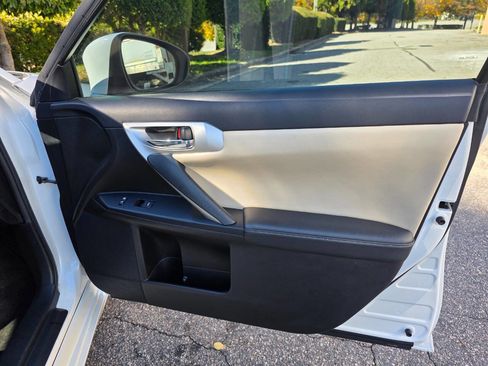 Used 2012 Lexus CT 200h Premium image 29