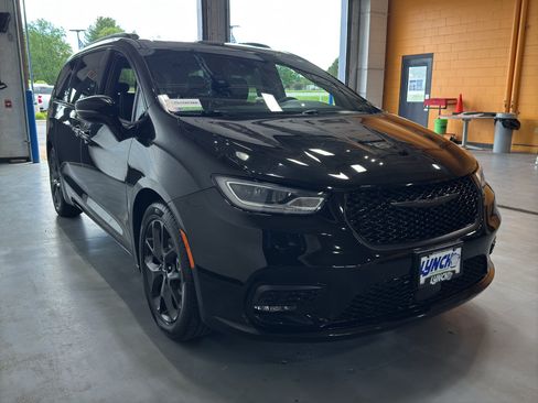 Used 2025 Chrysler Pacifica Limited FWD image 7