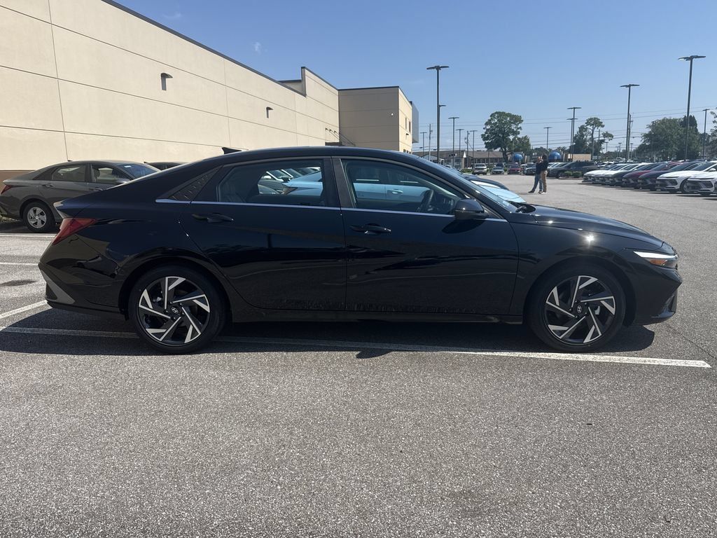 New 2026 Hyundai Elantra Limited FWD image 8