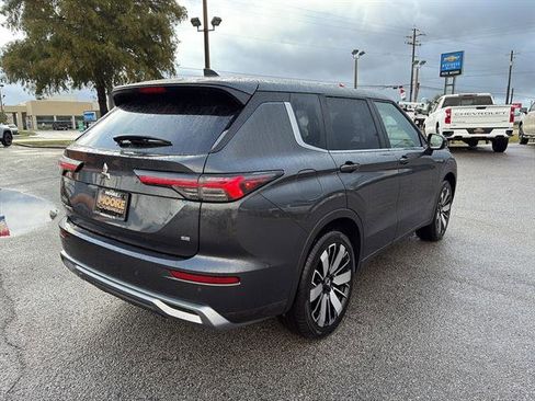 Used 2025 Mitsubishi Outlander SE image 7