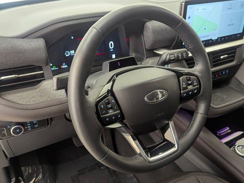 Used 2025 Ford Explorer Platinum image 4