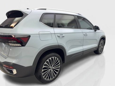 Used 2025 Volkswagen Taos SE FWD image 13