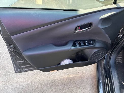 Used 2021 Toyota Prius LE FWD image 9