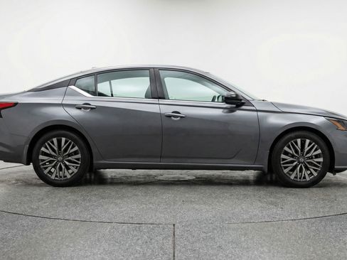 Used 2025 Nissan Altima 2.5 SV image 11