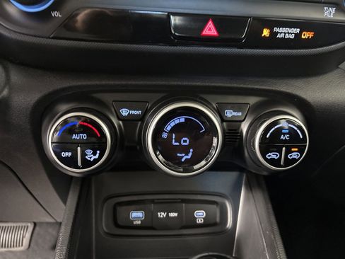 Used 2025 Hyundai Venue SEL FWD image 17