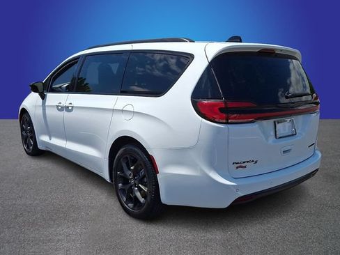 Used 2025 Chrysler Pacifica Limited FWD image 6